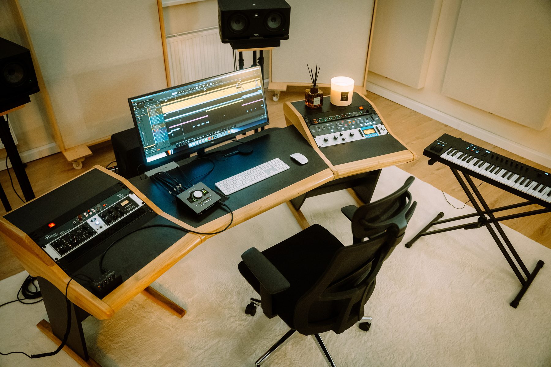 Studio-Setup mit Interface und Rack